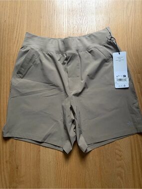 ALO Yoga Smooth High-Rise Shorts in Taupe